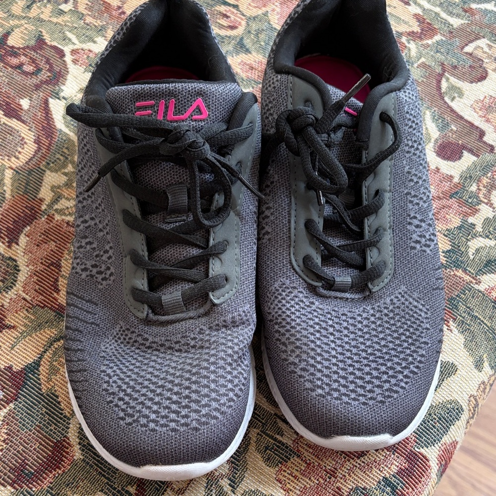 Fila women's athletic walking sneakers gray mesh material with pink size 10